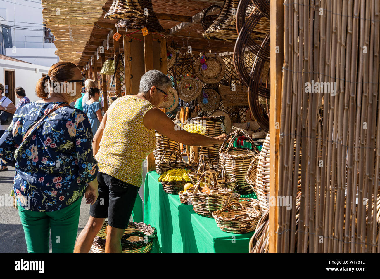 Si spegne e i visitatori a un artigiano in fiera a Guia de Isora, Tenerife, Isole Canarie, Spagna Foto Stock