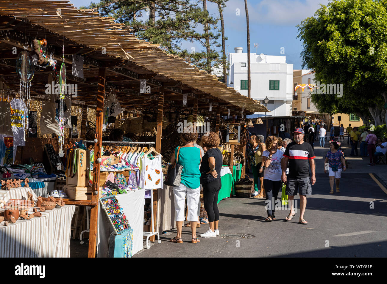 Si spegne e i visitatori a un artigiano in fiera a Guia de Isora, Tenerife, Isole Canarie, Spagna Foto Stock