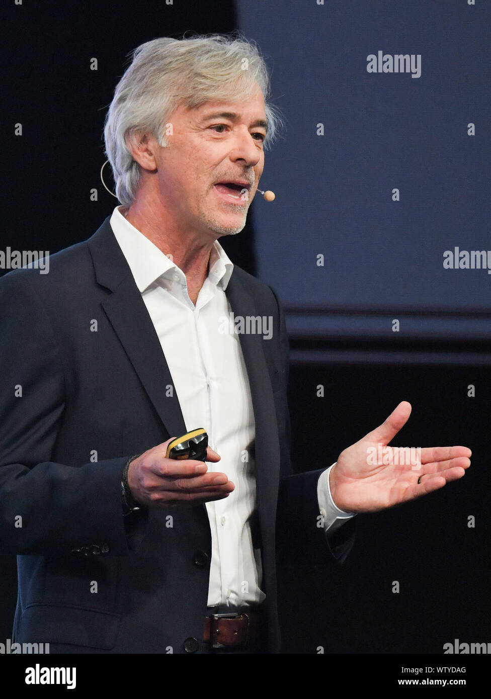 Francoforte, Germania. Xii Sep, 2019. 12 settembre 2019, Assia, Frankfurt/M.: John Krafcik, CEO di Waymo, parla alla cerimonia di apertura della IAA. Foto: Boris Roessler/dpa Credito: dpa picture alliance/Alamy Live News Foto Stock