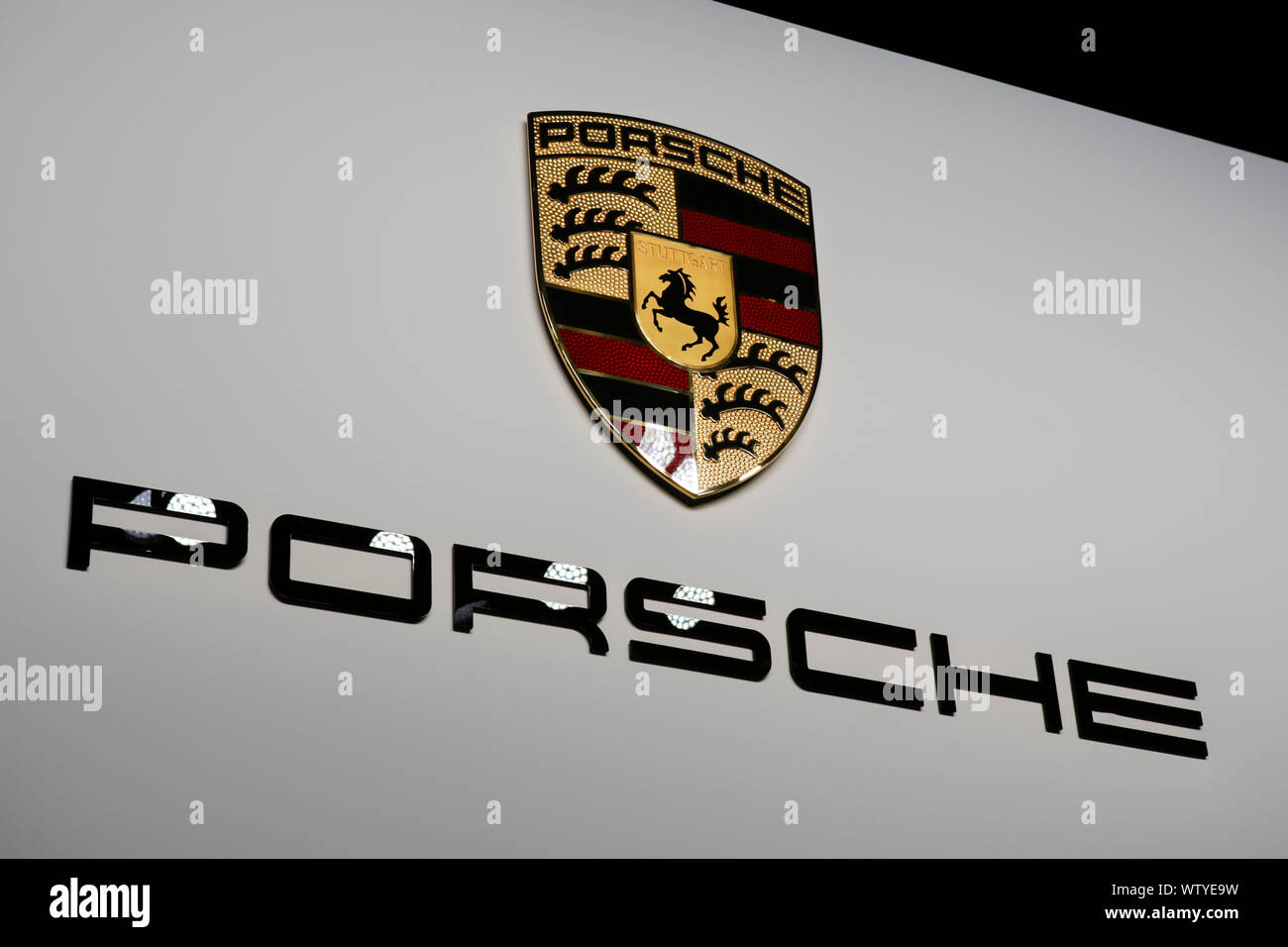 Francoforte, Germania. Undicesimo Sep, 2019. Il logo della casa automobilistica tedesca Porsche al 2019 Internationale Automobil-Ausstellung (IAA). (Foto di Michael Debets/Pacific Stampa) Credito: Pacific Press Agency/Alamy Live News Foto Stock