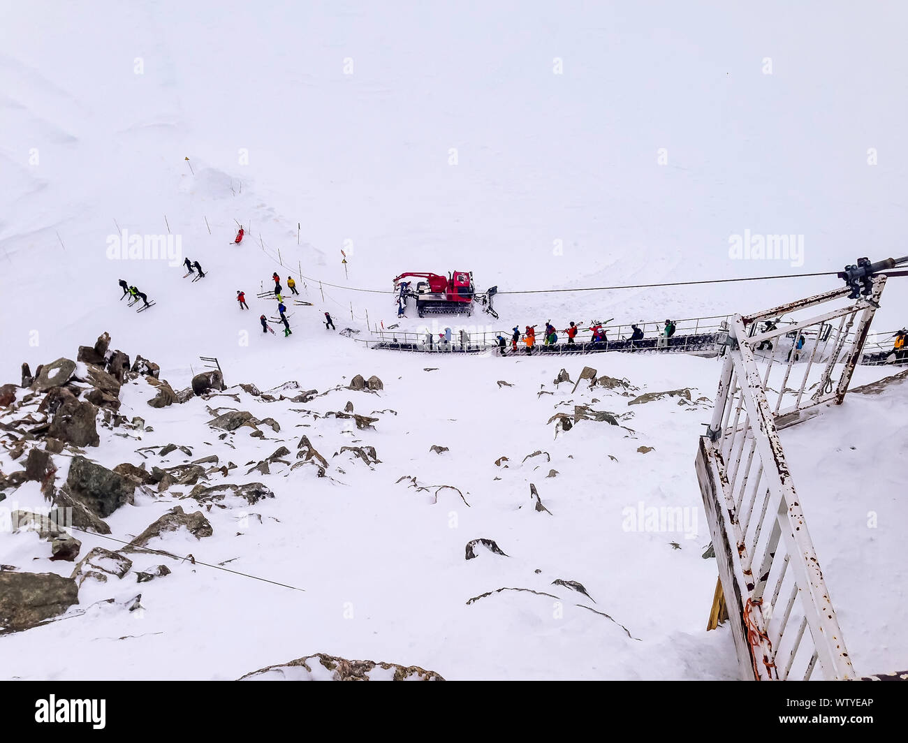 Aiguille du Midi, Francia, Chamonix Monte Bianco alta stazione di sollevamento, sciatori andare al piano di sotto per pendenza sci Foto Stock