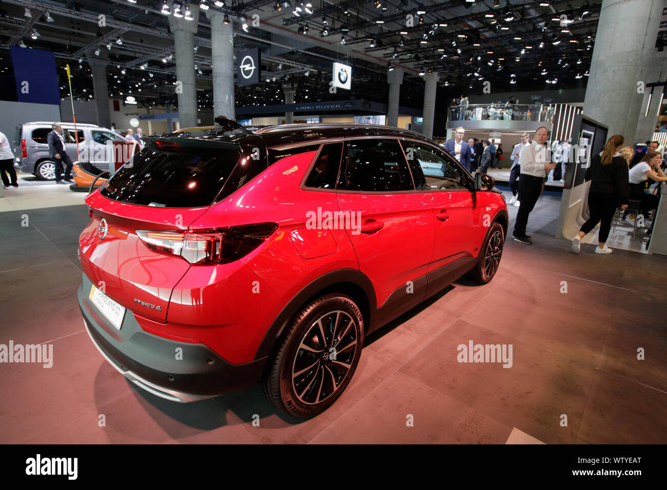 Francoforte, Germania. Undicesimo Sep, 2019. La casa automobilistica tedesca Opel visualizza la Opel Grandland X4 ibrido ibrido plug-in crossover compatto SUV al 2019 Internationale Automobil-Ausstellung (IAA). (Foto di Michael Debets/Pacific Stampa) Credito: Pacific Press Agency/Alamy Live News Foto Stock