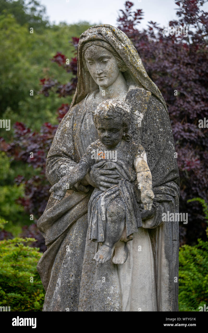 Farfalla sulla statua di pietra Foto Stock