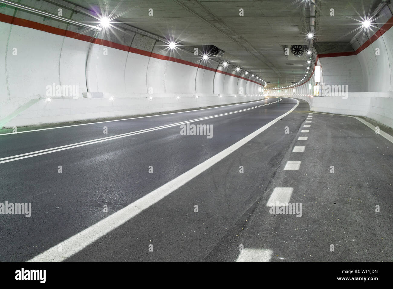 Una moderna galleria stradale Foto Stock