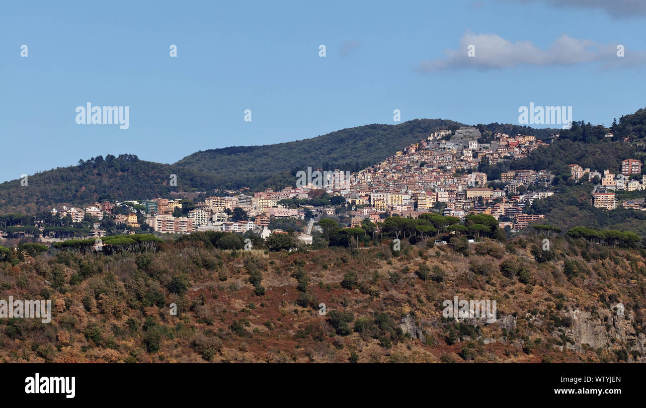 Vista della Rocca di Papa, piccola città in colli albani, Roma, lazio, Italy Foto Stock