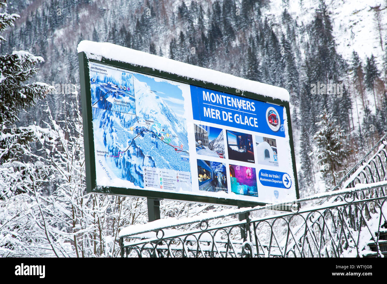 Chamonix, Francia - 30 Gennaio 2015: segnaletica per Montenvers Mer de Glace in inverno nella città di Chamonix nelle Alpi francesi, Francia Foto Stock