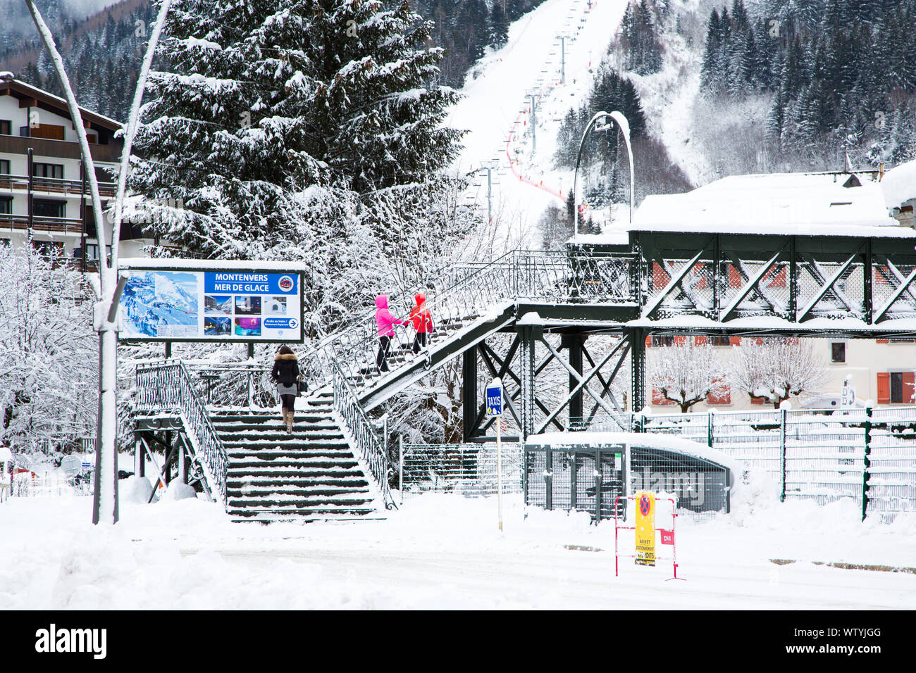 Chamonix, Francia - 30 Gennaio 2015: segnaletica per Montenvers Mer de Glace in inverno nella città di Chamonix nelle Alpi francesi, Francia. La gente vicino ad essa Foto Stock