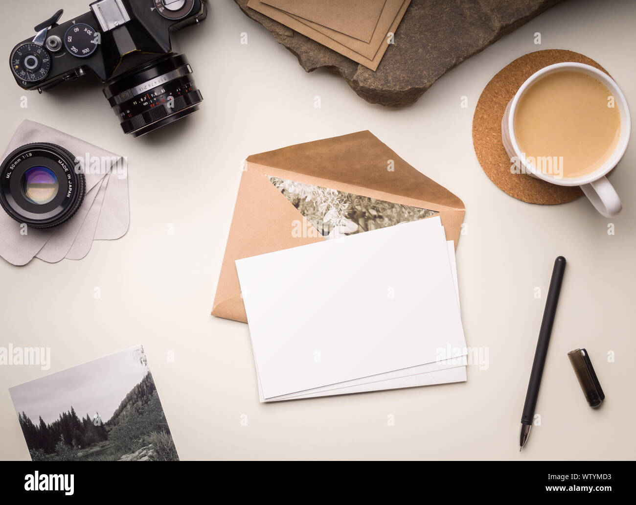 Cartolina mockup con accessori fotografici su sfondo bianco Foto Stock