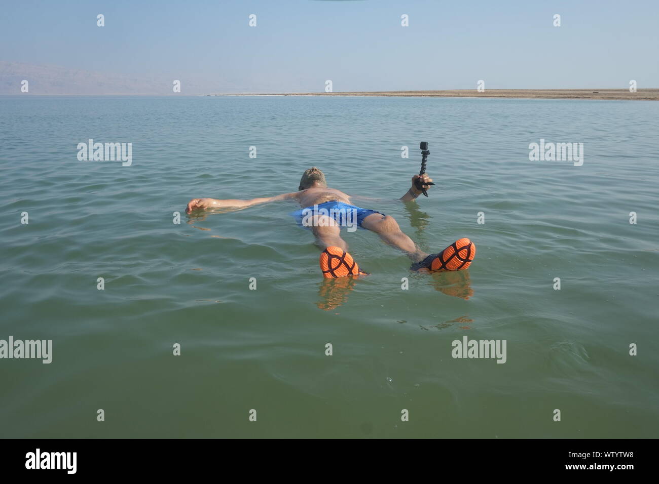 Il Mar Morto è un lago salato delimitato dal Giordano verso oriente e Israele e la Cisgiordania all'occidente. Si trova in Giordania Rift Valley Foto Stock