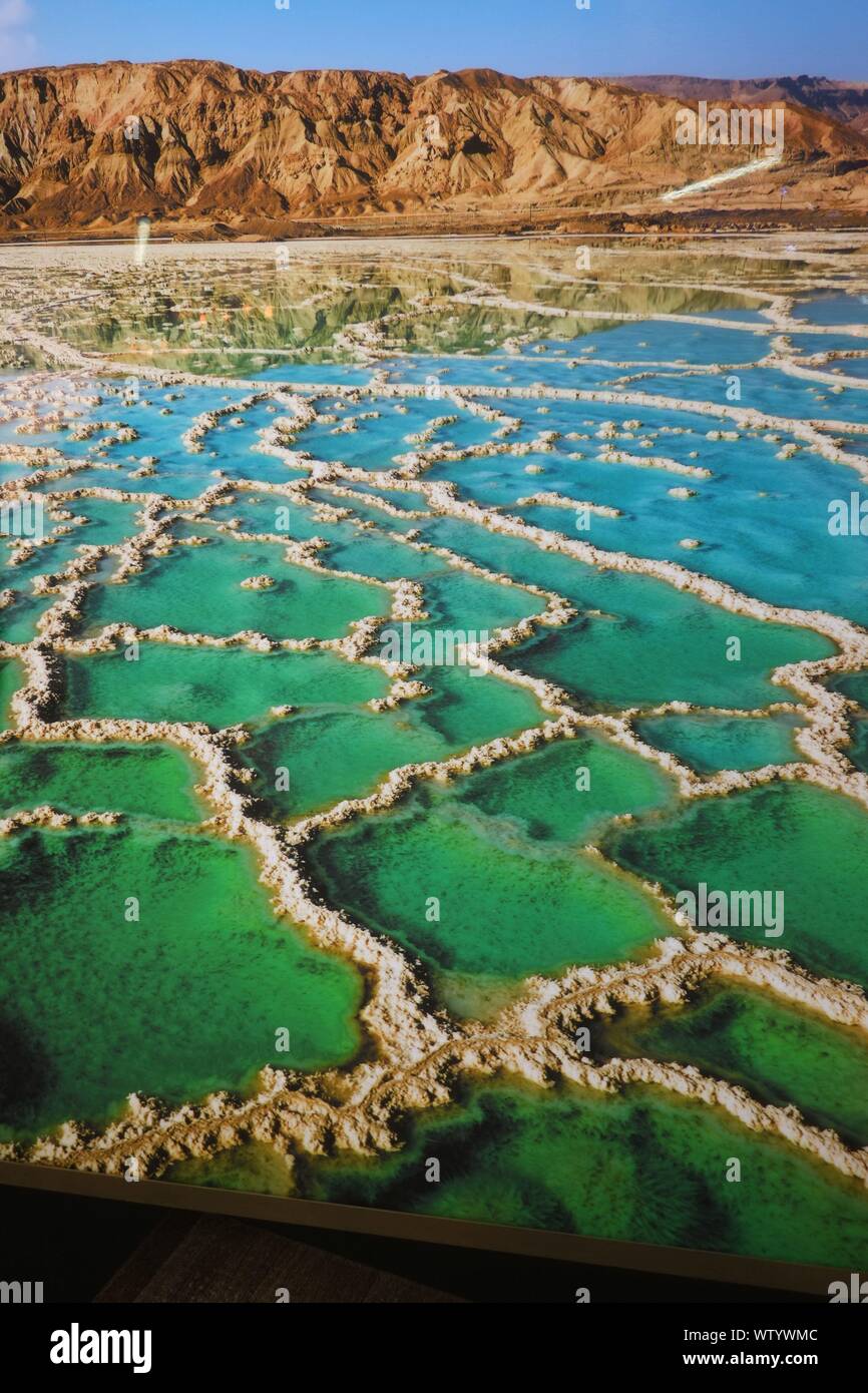 Il Mar Morto è un lago salato delimitato dal Giordano verso oriente e Israele e la Cisgiordania all'occidente. Si trova in Giordania Rift Valley Foto Stock
