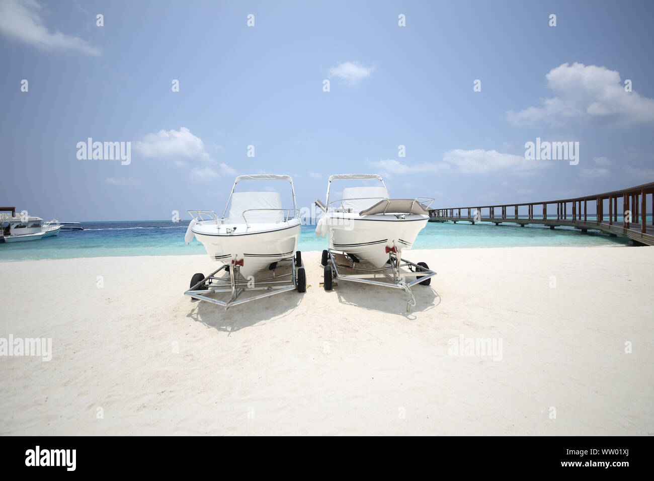 Due barche con le sue vele colorate ampia e aperta sulle Maldive spiaggia di sabbia bianca Foto Stock