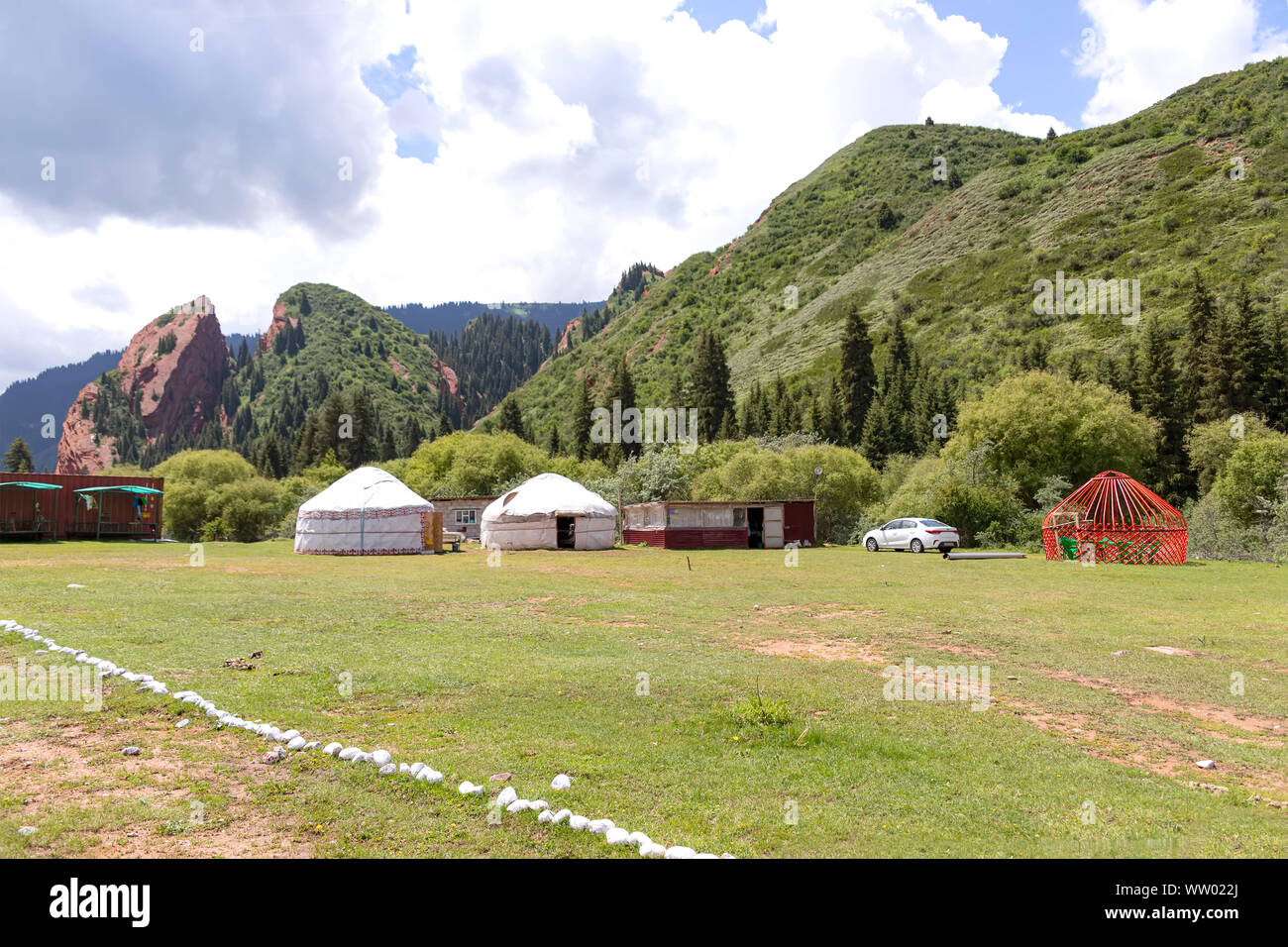 Rock rotto cuore in gola Jeti-Oguz Kirghizistan con il bianco yurta in primo piano Foto Stock