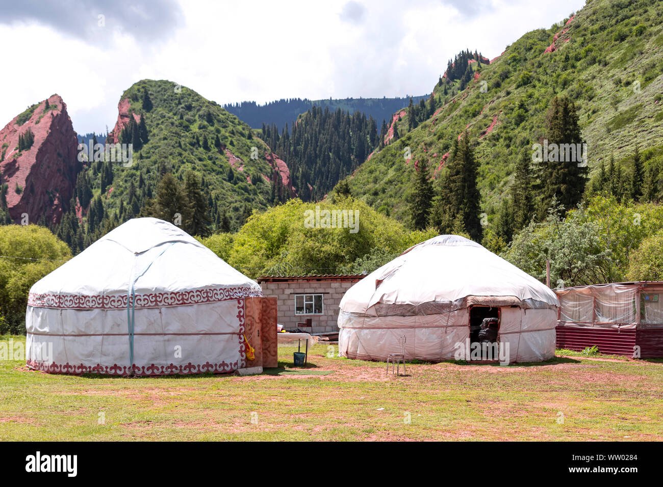 Rock rotto cuore in gola Jeti-Oguz Kirghizistan con il bianco yurta in primo piano Foto Stock