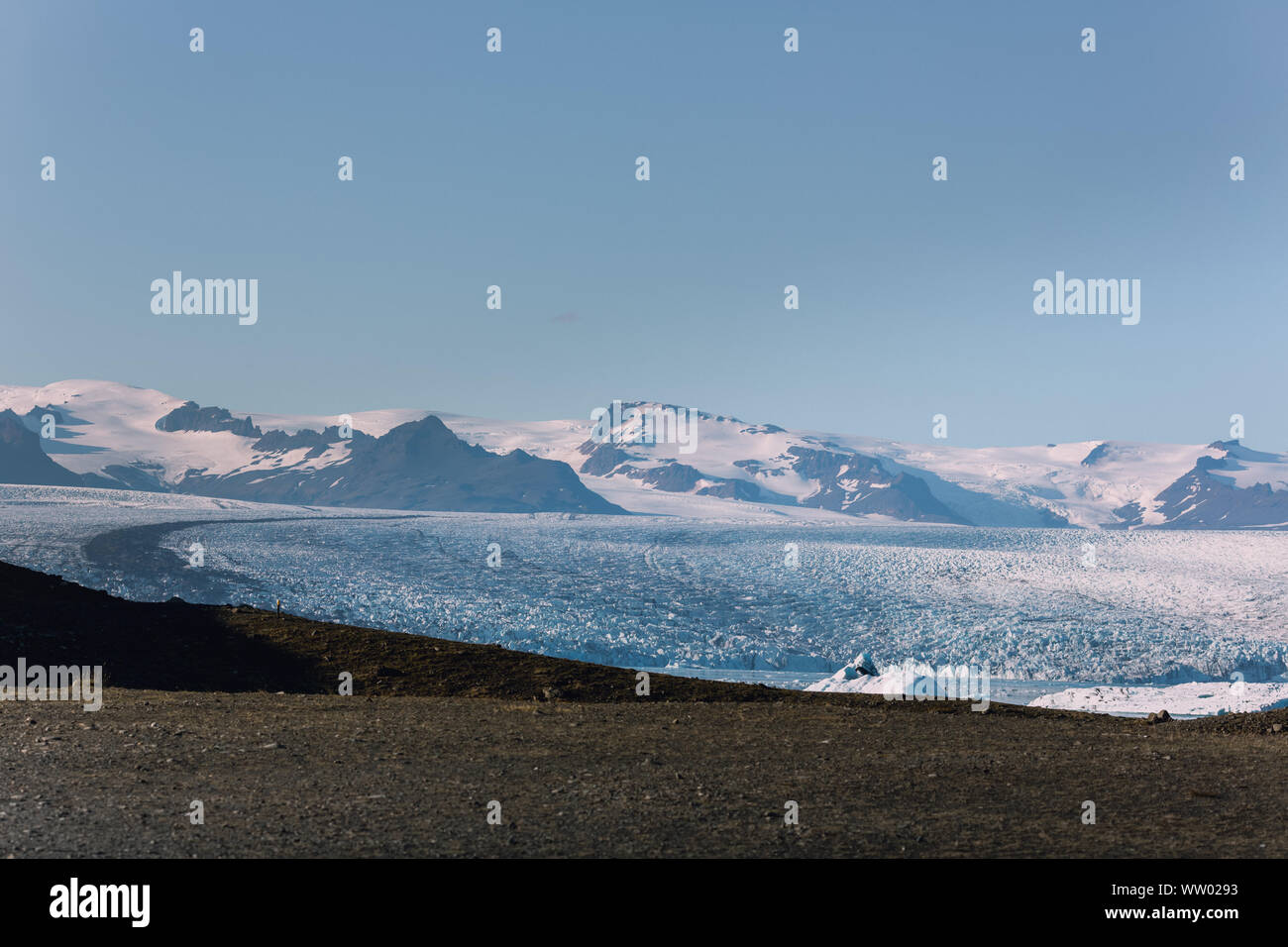 Belle montagne innevate attraverso dalla tundra nel deserto islandese Foto Stock