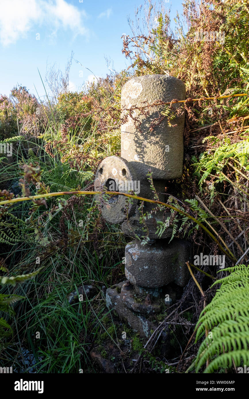 Vittoriano in disuso tubo di acqua in un condotto da un vicino serbatoio in Penistone Hill Country Park vicino a Haworth nel West Yorkshire, Inghilterra Foto Stock