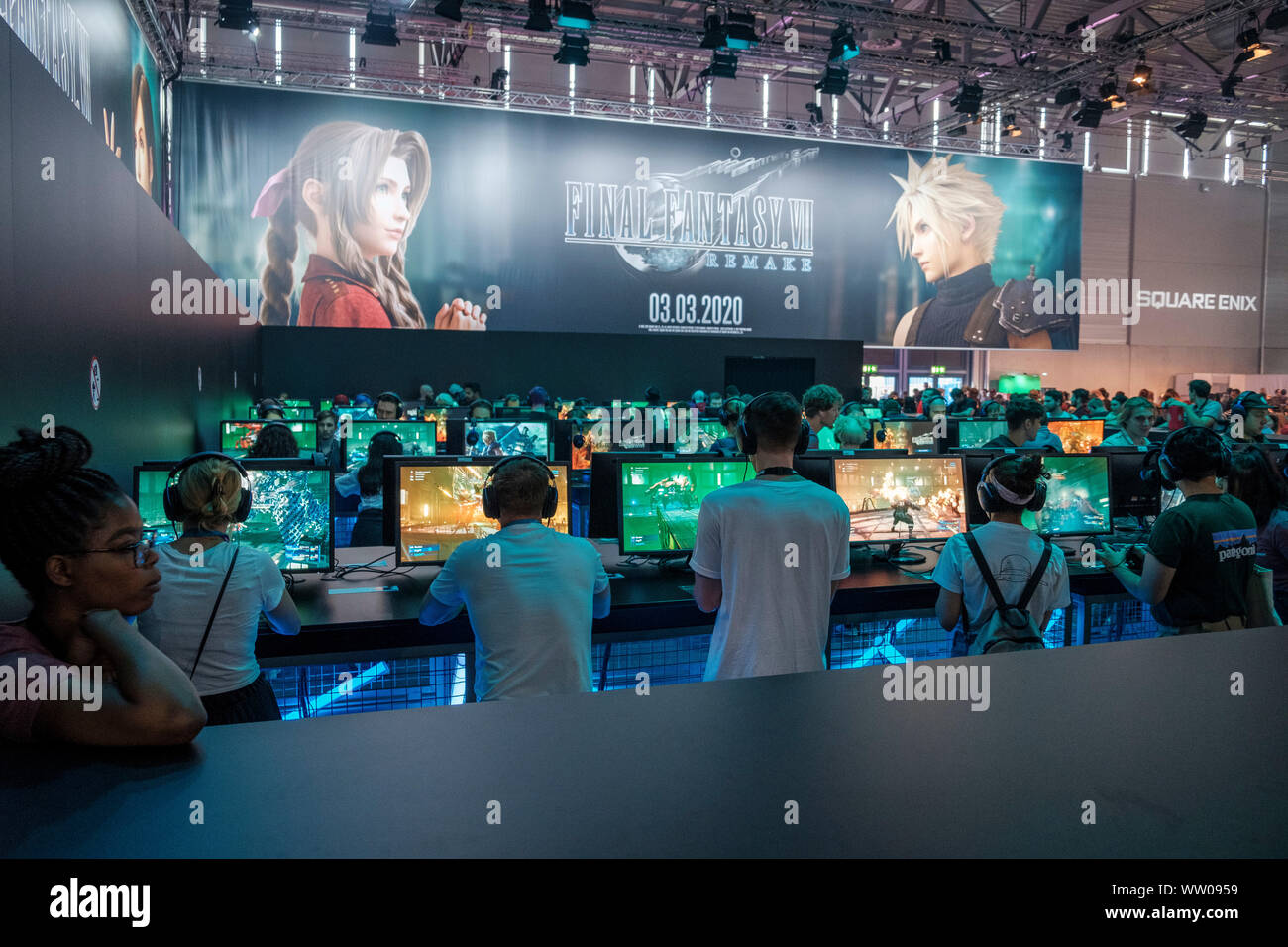 Visitatori giocare "Final Fantasy VII Remake" gioco in occasione di gamescom , più grande fiera per computer e video games a Colonia, in Germania il 21 agosto 2019 Foto Stock