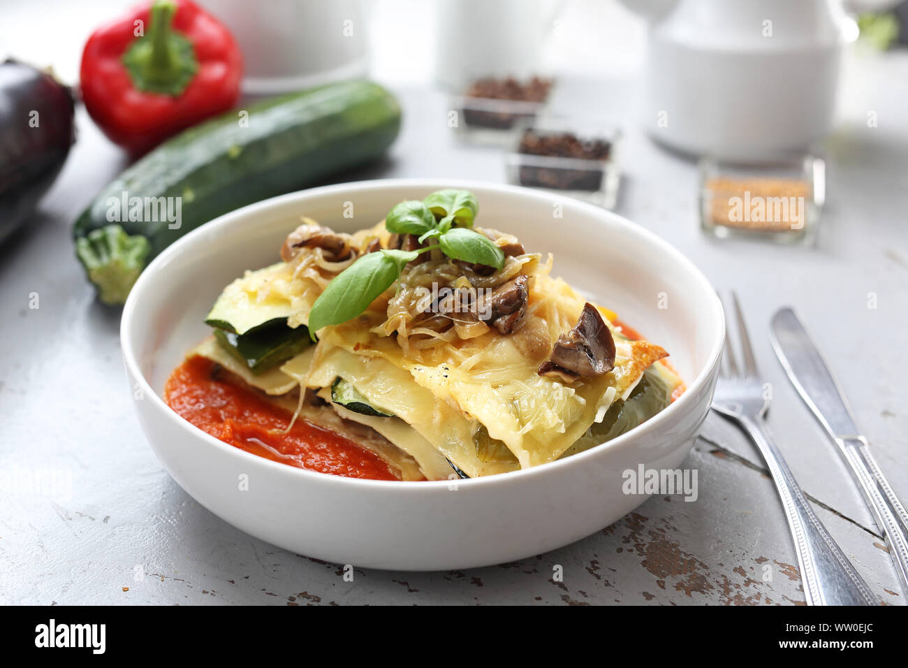 Lasagne alle verdure con salsa al peperoncino dolce. Verdure stratificata con fiocchi di mais Foto Stock