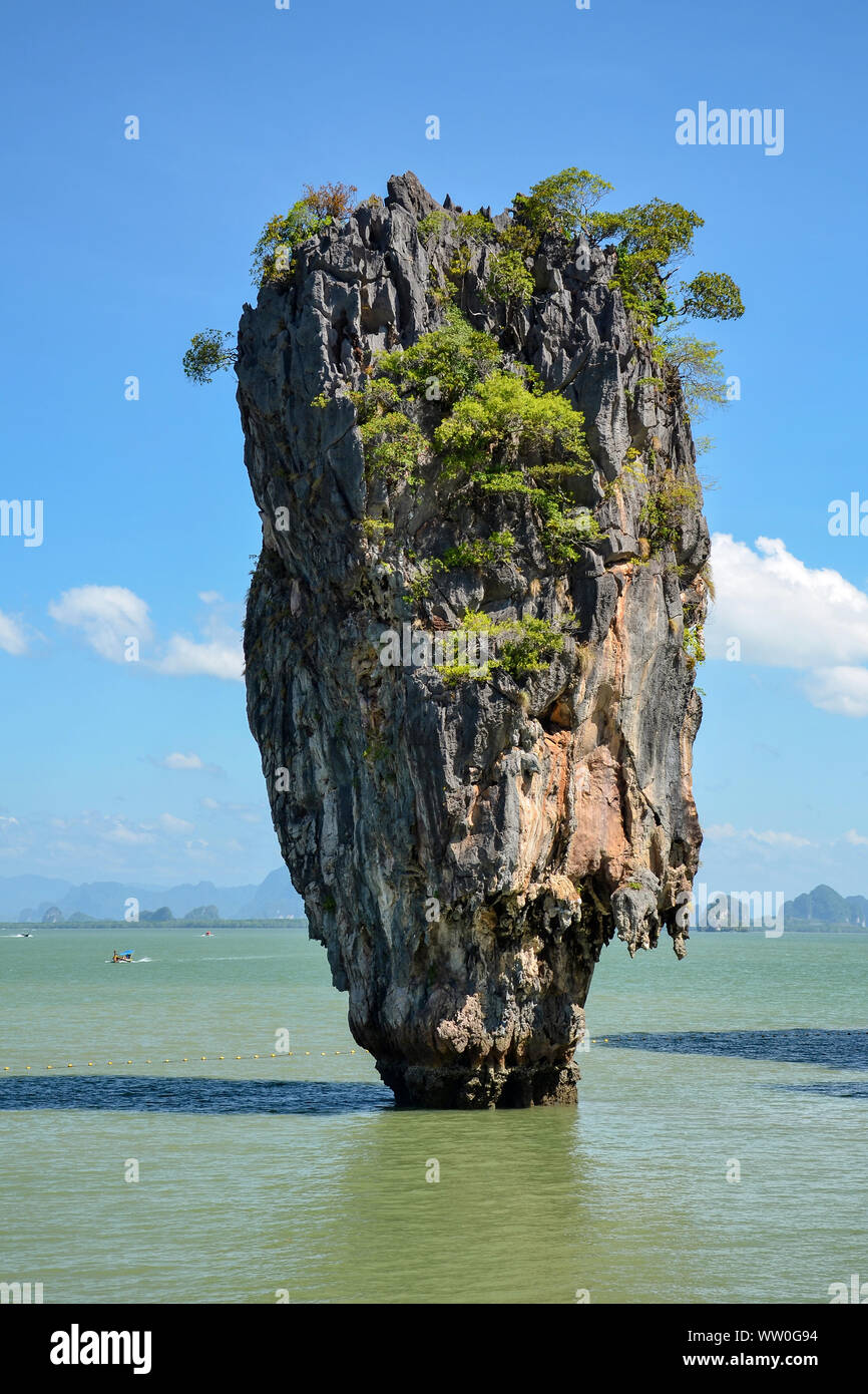 Incredibile naturale di roccia calcarea soprannominato "l'Isola di James Bond' ('Ko Ta Pu' in tailandese) situato nella Baia di Phang Nga, Thailandia. Foto Stock