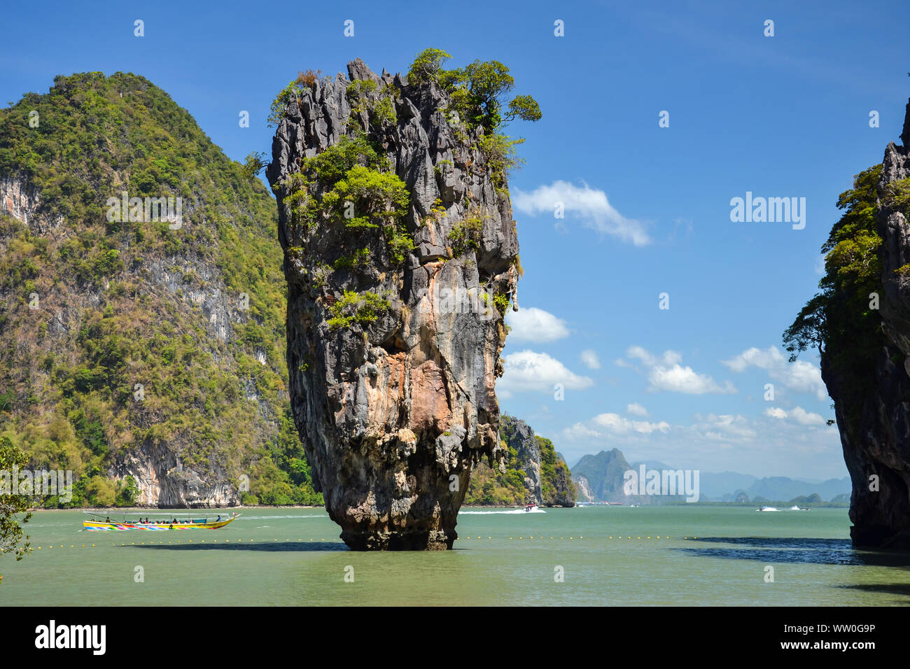 Incredibile naturale di roccia calcarea soprannominato "l'Isola di James Bond' ('Ko Ta Pu' in tailandese) situato nella Baia di Phang Nga, Thailandia. Foto Stock
