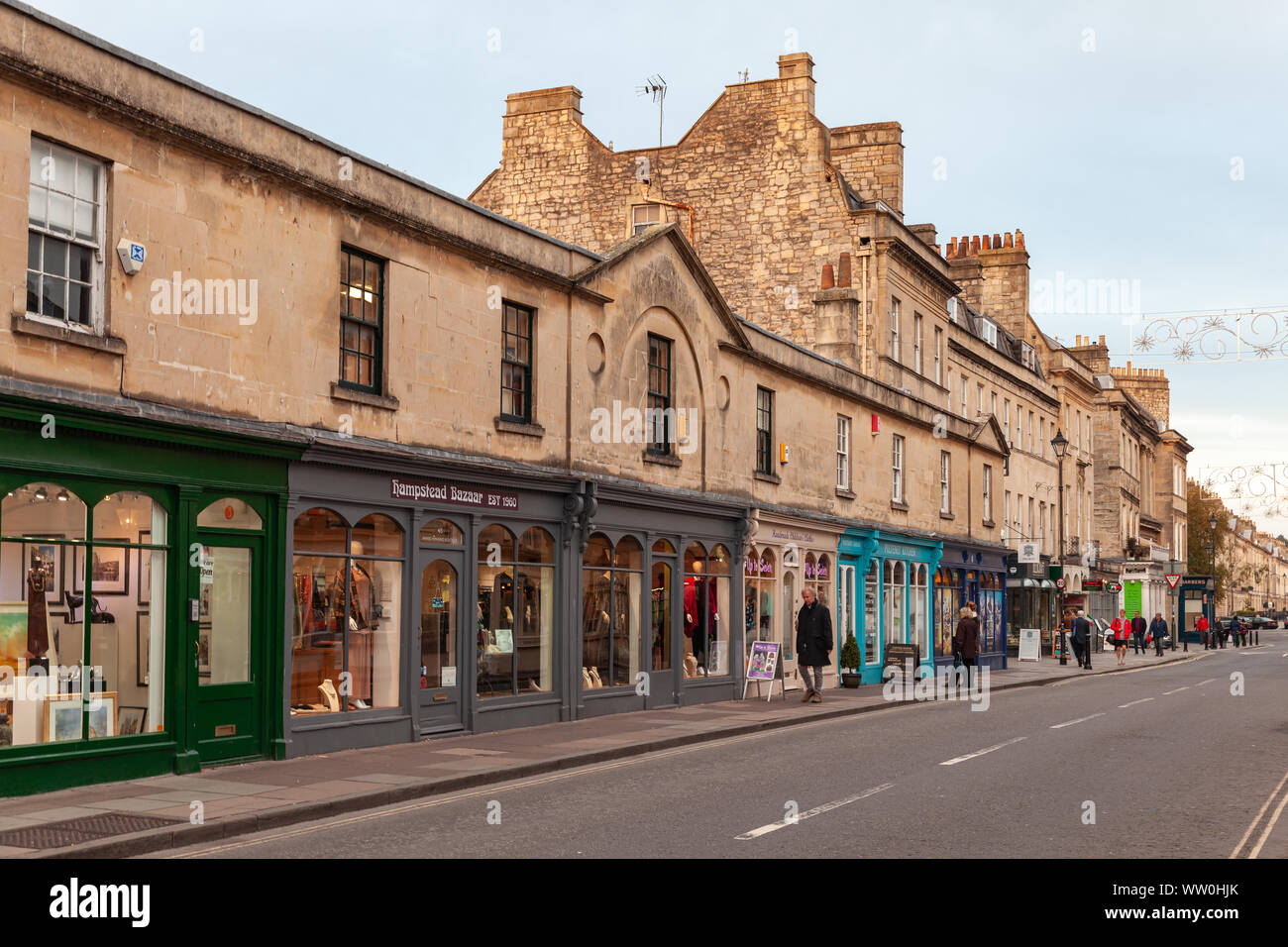 Bath, Regno Unito - 1 Novembre 2017: Pulteney Bridge Street del bagno, Somerset. Cittadini e turisti a piedi la strada. La città divenne un wor Foto Stock