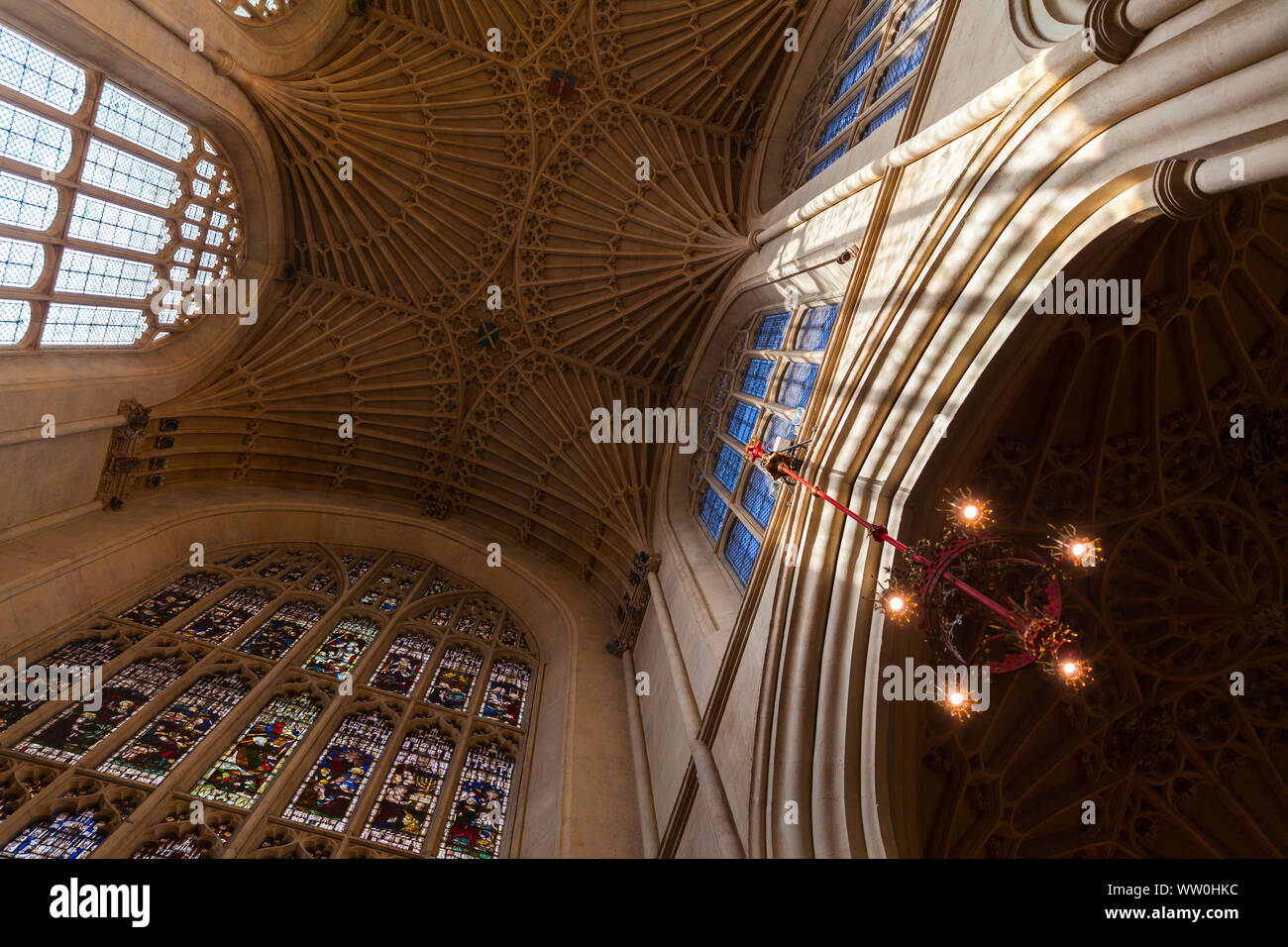 Bath, Regno Unito - 2 Novembre 2017: soffitto e finestre della chiesa abbaziale di San Pietro e San Paolo, comunemente noto come Abbazia di Bath Foto Stock