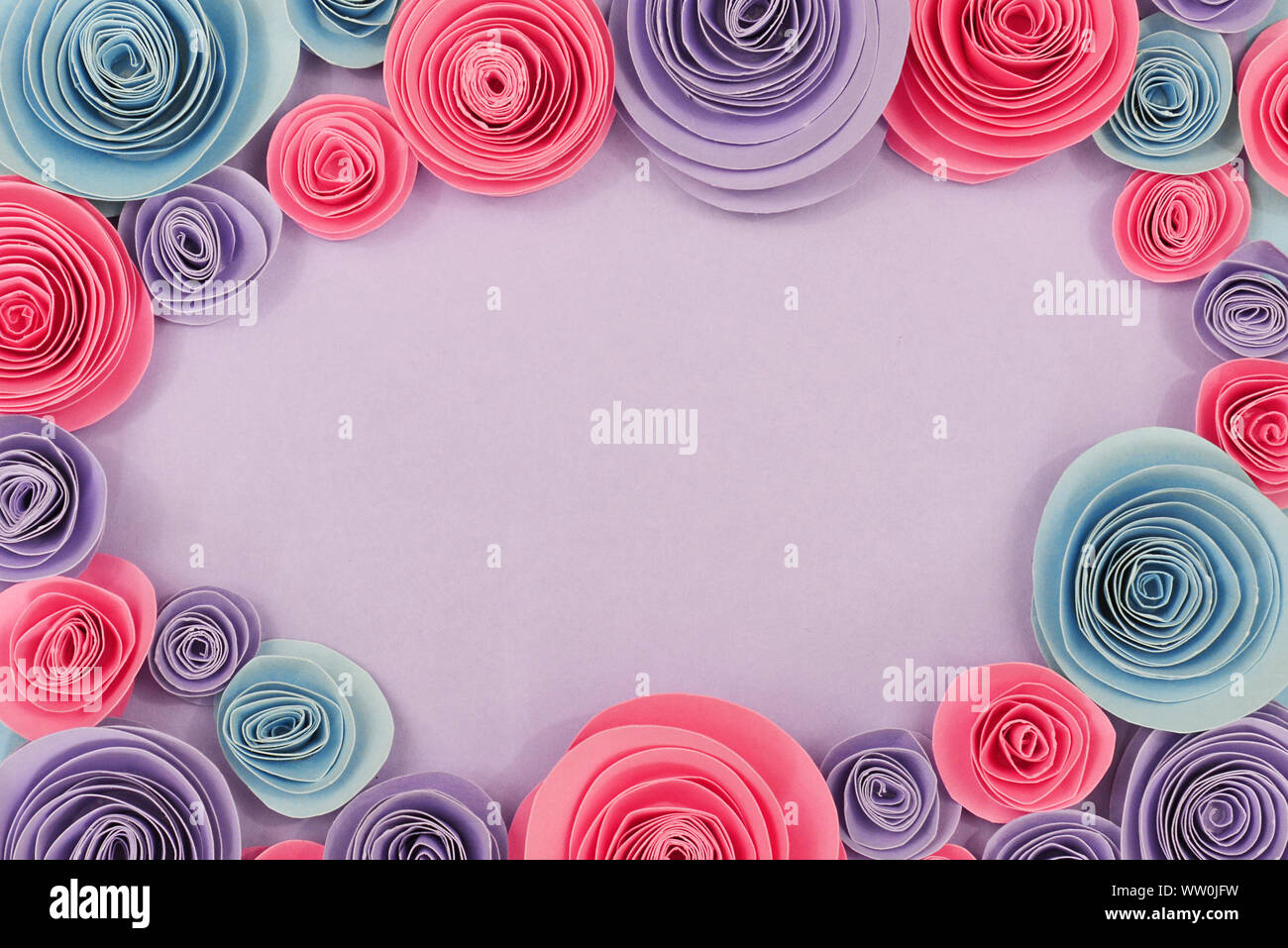 Pastello blu, rosa e viola la carta piatta rose sfondo laici con i fiori intorno al endges e svuotare lo spazio di copia in medio Foto Stock
