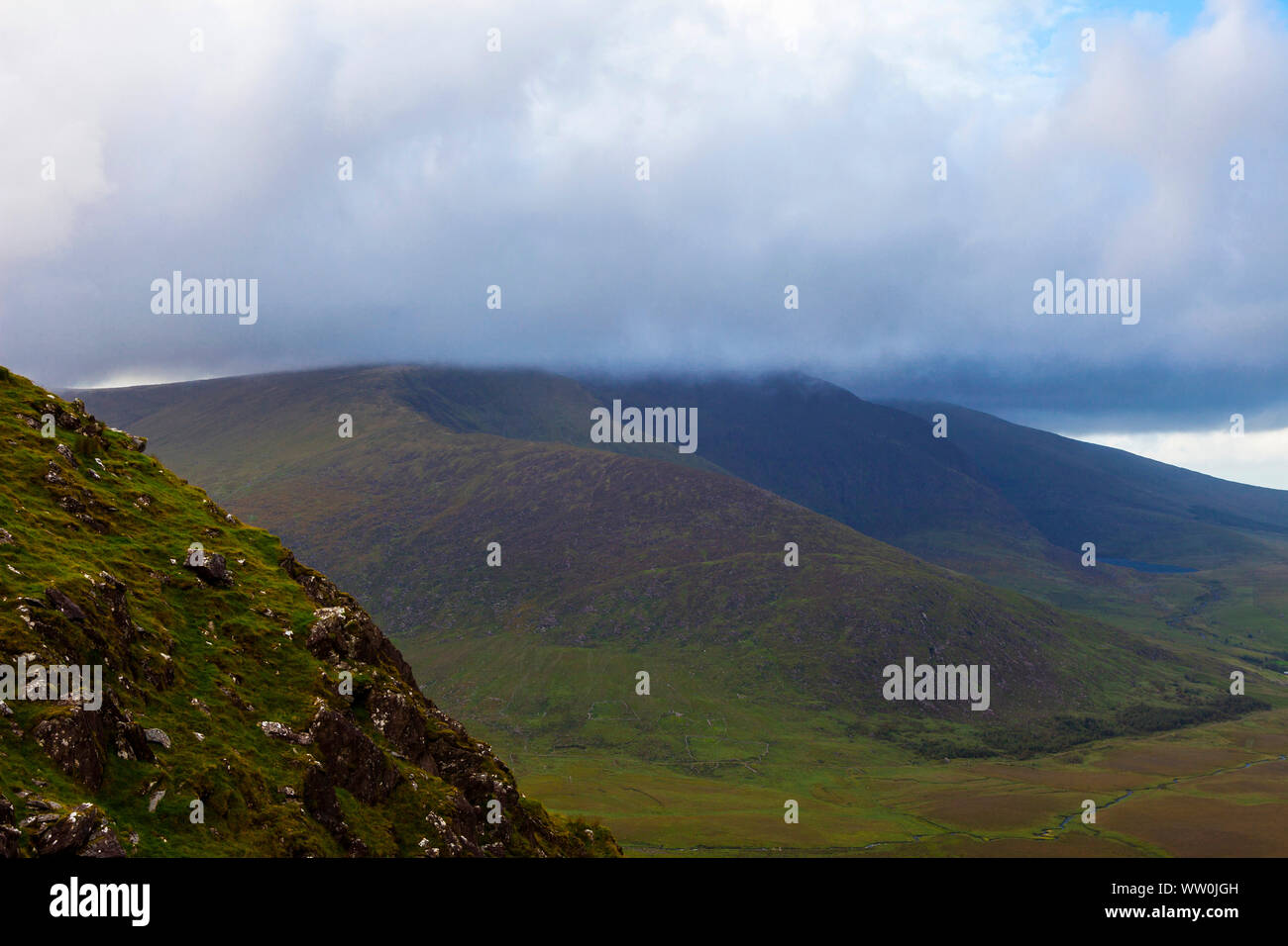 Vista del Monte Brandon dal Connor Pass, penisola di Dingle, Co. Kerry, Irlanda Foto Stock