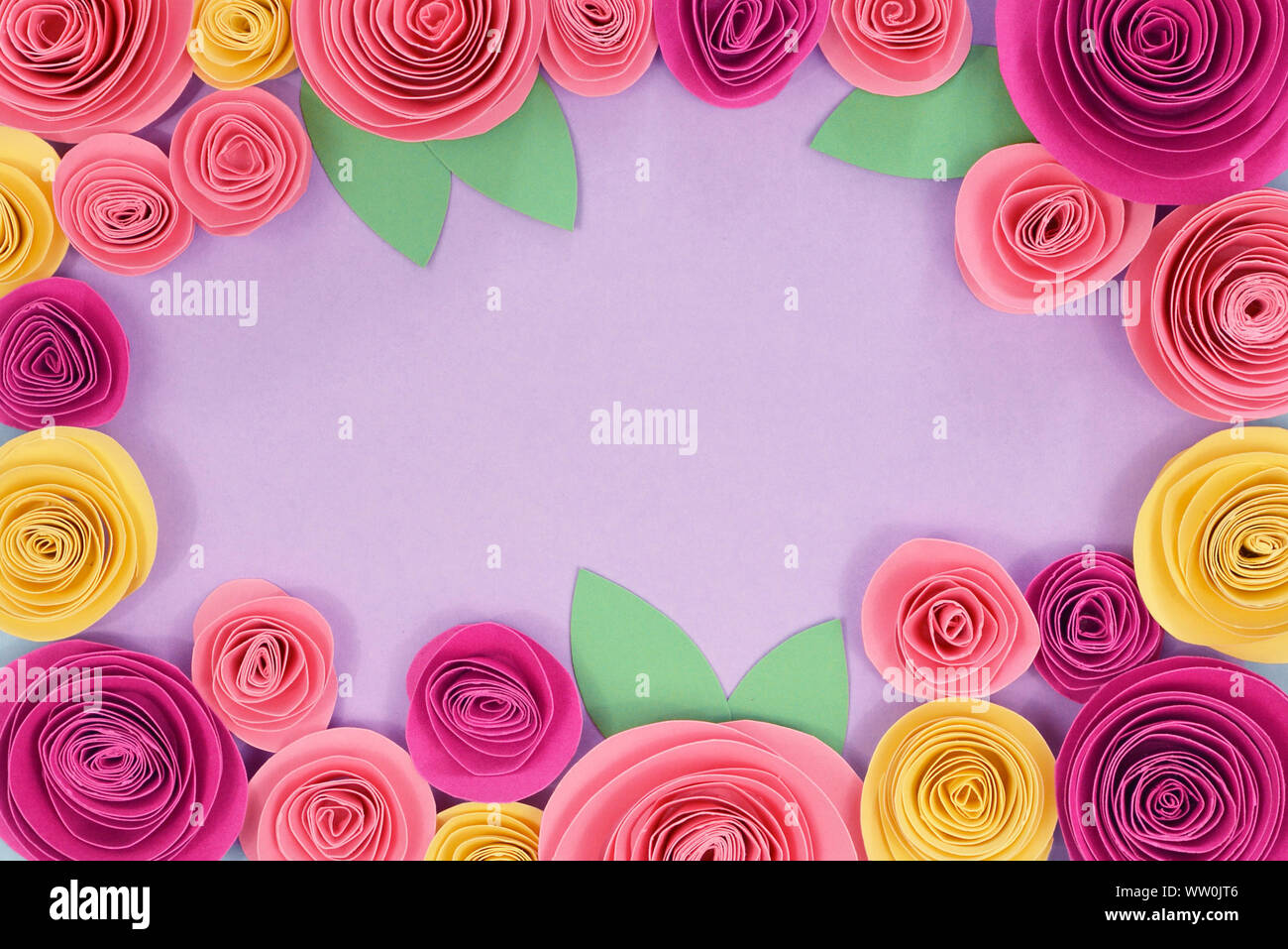 Colorato di rosa e rosa gialla piatto sfondo laici con predisposti fiori di carta intorno alla endges e vuoto violetta spazio copia in medio Foto Stock