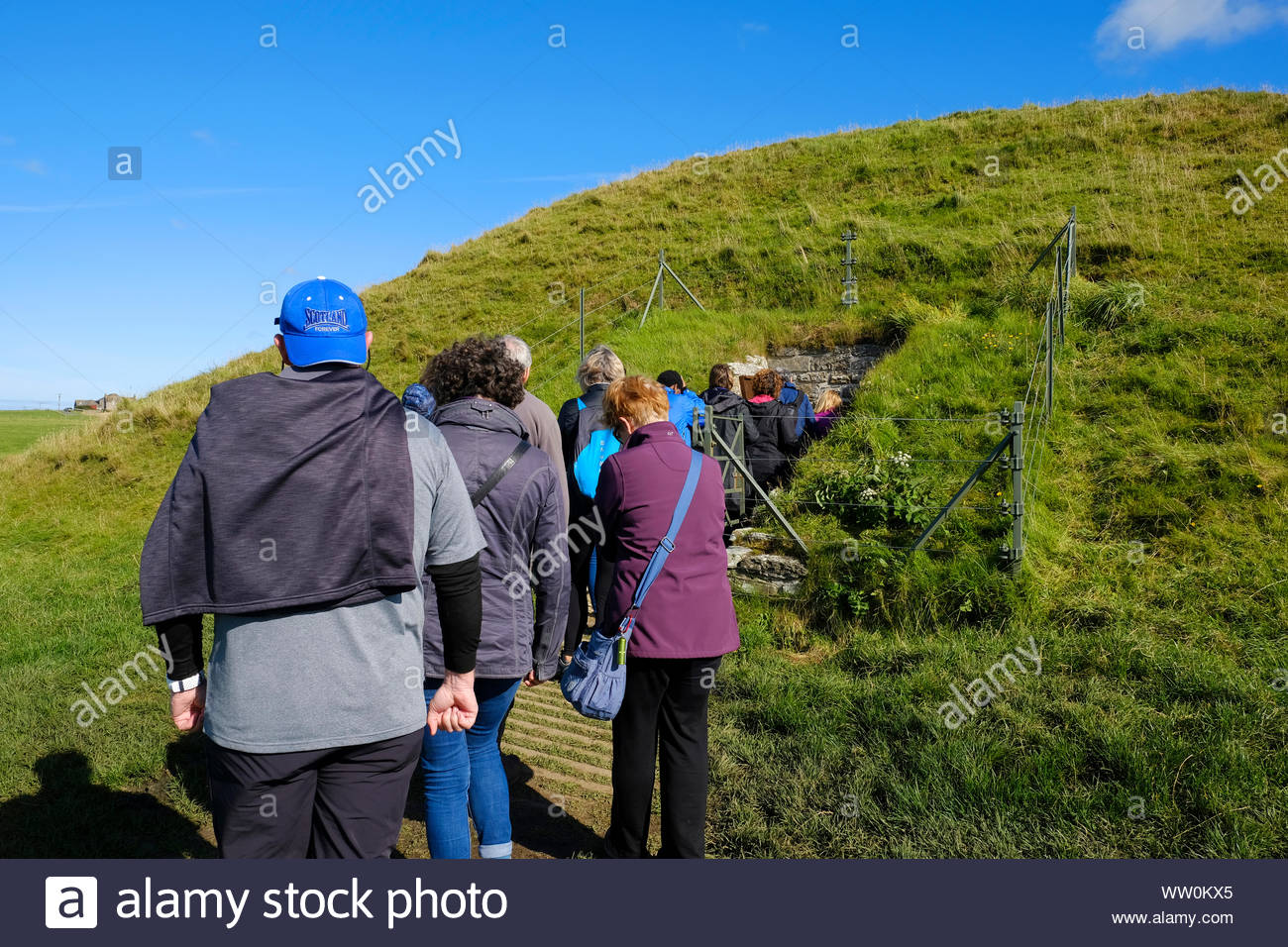 I visitatori a Maeshowe, un neolitico chambered cairn, isole Orcadi Scozia Scotland Foto Stock