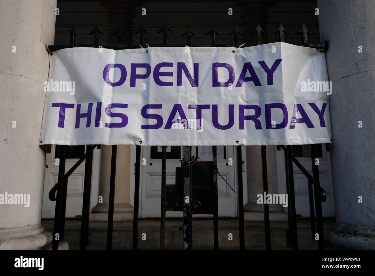 Open day questo sabato Banner appeso sulla porta di un edificio pubblico Foto Stock