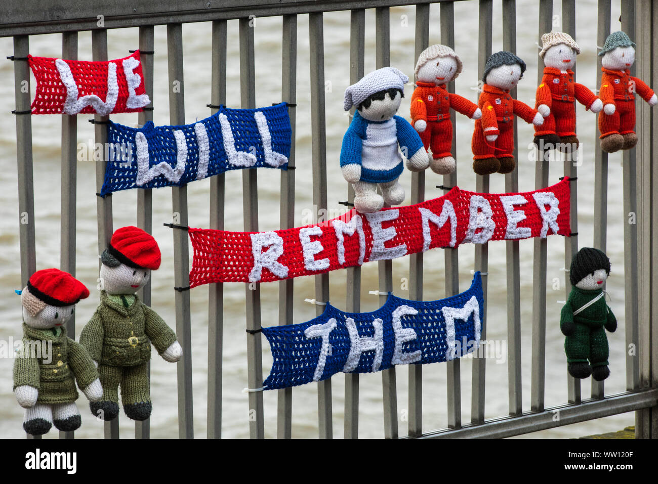 Giorno del Ricordo supportato da locali a Herne Bay, Kent, che hanno lavorato a maglia bambole raffiguranti il personale di servizio che ha servito durante la guerra guerre mondiali. Foto Stock