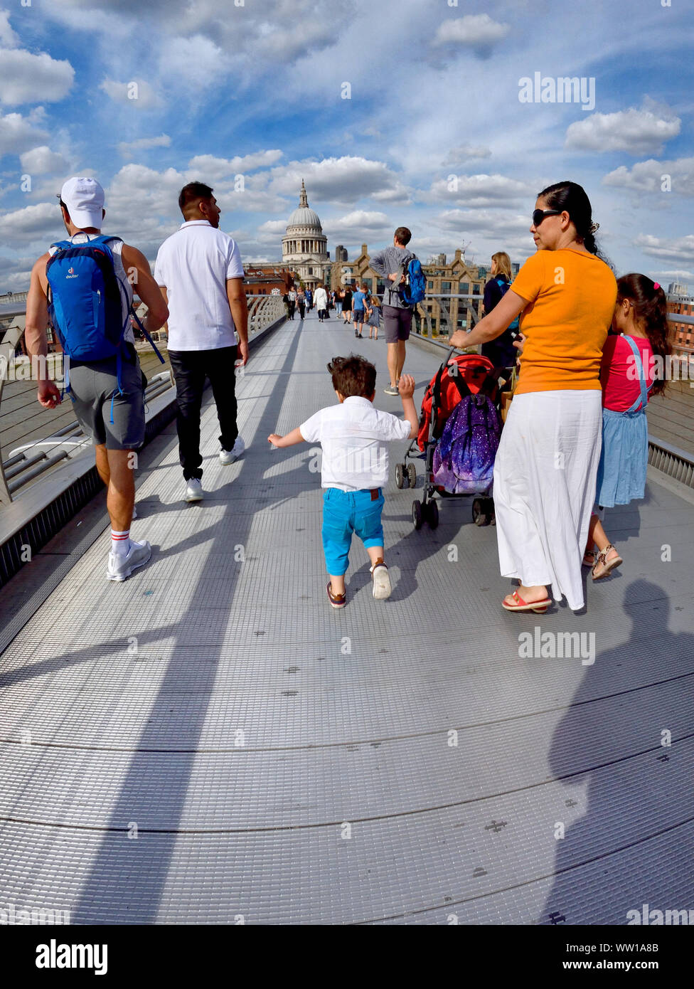 Londra, Inghilterra, Regno Unito. Famiglia indiana attraversando il Millennium Bridge in una giornata di sole nel mese di agosto Foto Stock