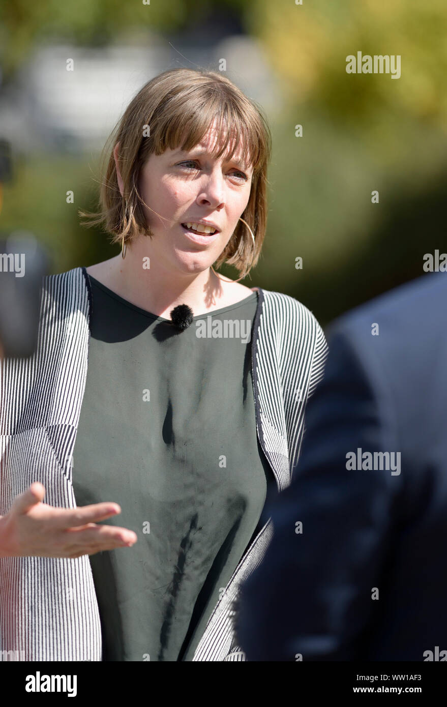 Jess Phillips MP (Manodopera: Birmingham Yardley) essendo intervistato su College Green, Westminster, 5 settembre 2019 Foto Stock