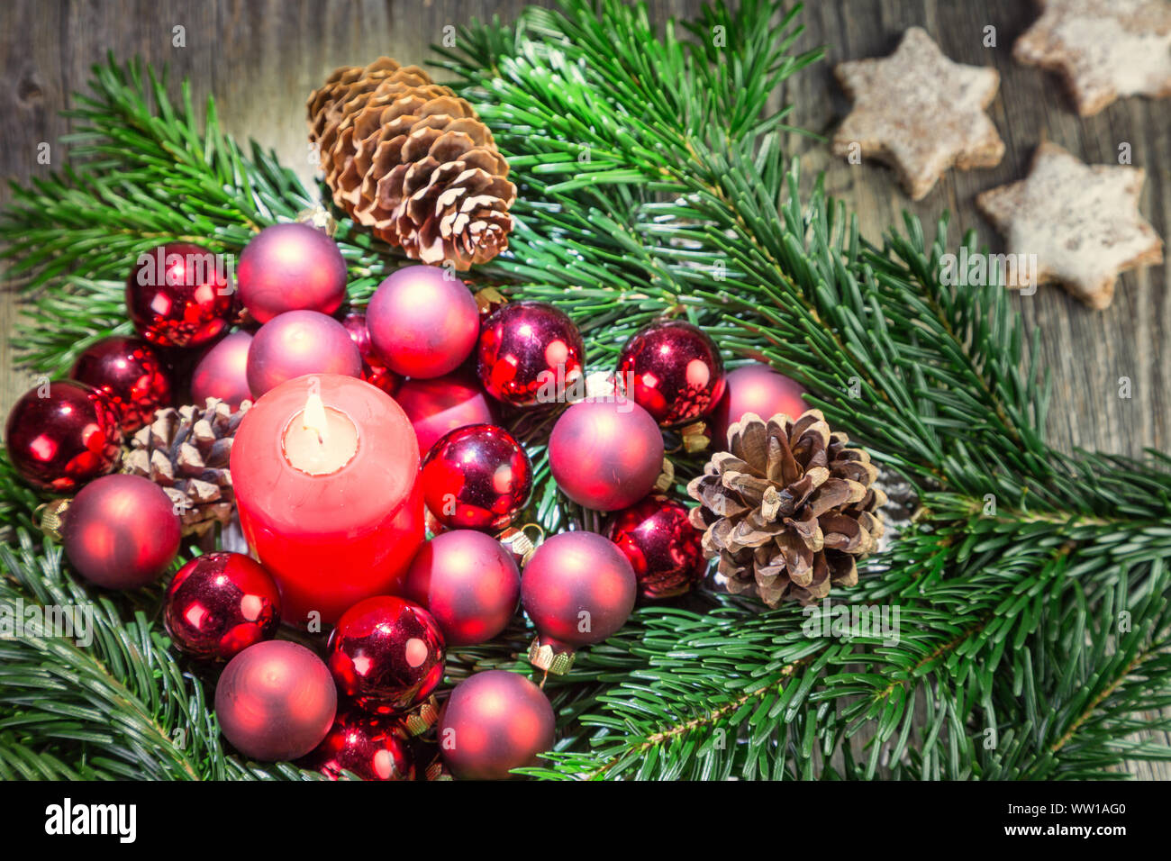 Disposizione di natale con candela rossa Foto Stock