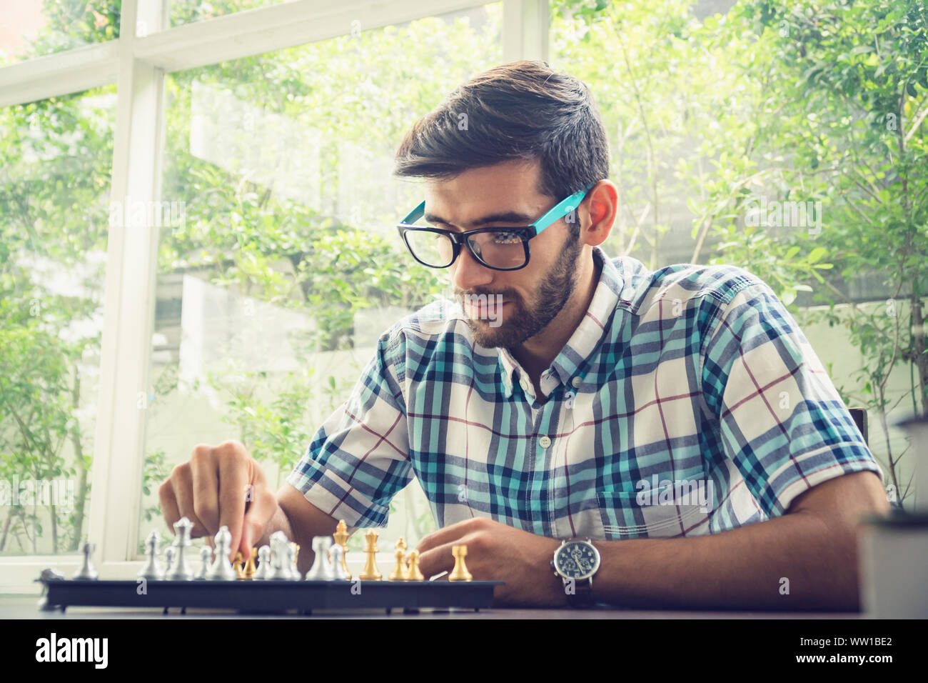 Casual uomo d affari giocando a scacchi con gioco in stile retrò foto, nella concorrenza e strategie di pianificazione del concetto. Foto Stock