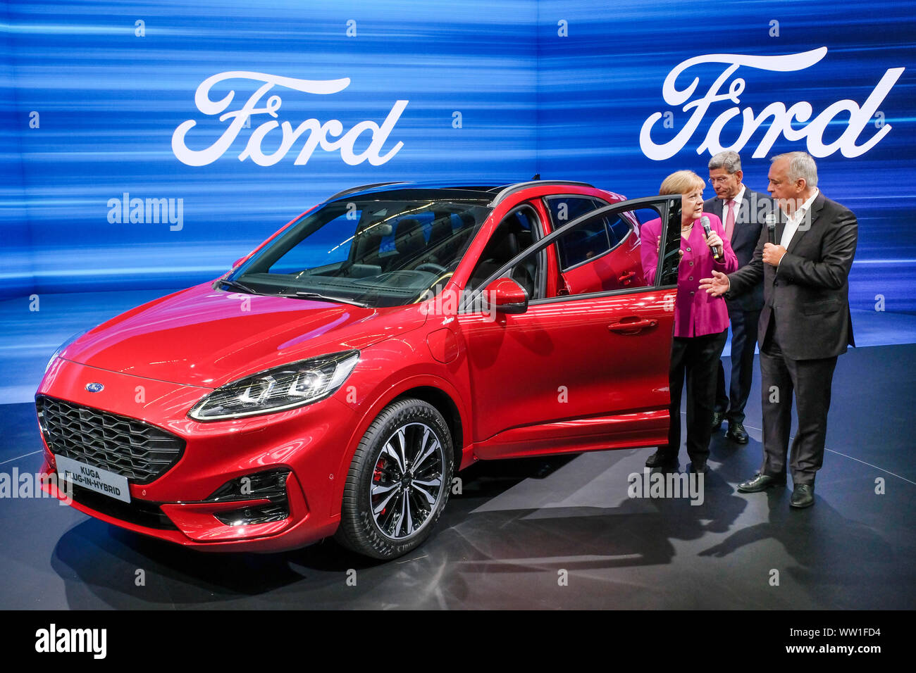 A Francoforte il 12.sett2019: il Cancelliere tedesco Angela Merkel visite Ford stand IAA. Da sinistra.: Anglea Merkel, il presidente del VDA Bernhard matte, Ford Germania boss Gunnar Herrmann, la vettura è una Ford Kuga ibrido. --- Frankfurt/M 12.9.2019: Bundeskanzlerin Angela Merkel Ford-Stand besucht auf IAA. V.l.n.r.: Anglea Merkel, VDA Präsident Bernhard matte, Ford-Werke-Chef Gunnar Herrmann, das Auto ist ein Ford Kuga ibrido. Foto Stock