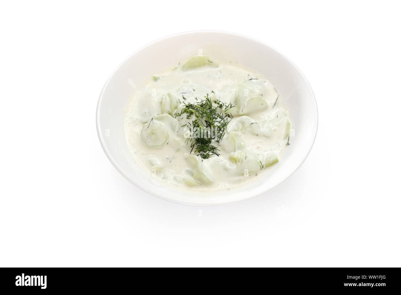 Insalata di cetrioli. Ingredienti per il piatto contro uno sfondo bianco Foto Stock