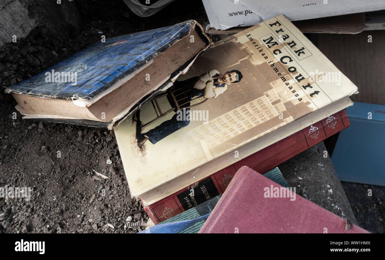 Versione finlandese del TIS da Frank McCourt scartato in strada in Spagna. Il titolo in finlandese è Amerikan ihmemaassa Foto Stock