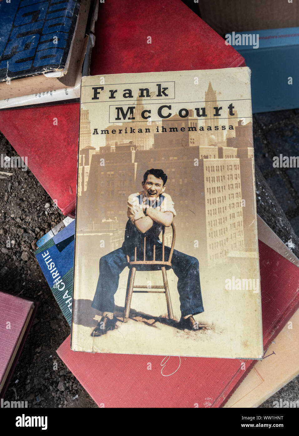 Versione finlandese del TIS da Frank McCourt scartato in strada in Spagna. Il titolo in finlandese è Amerikan ihmemaassa Foto Stock