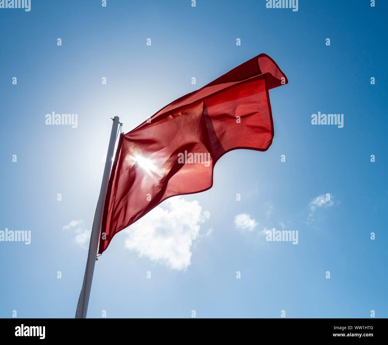 Bandiera rossa sulla spiaggia. Foto Stock
