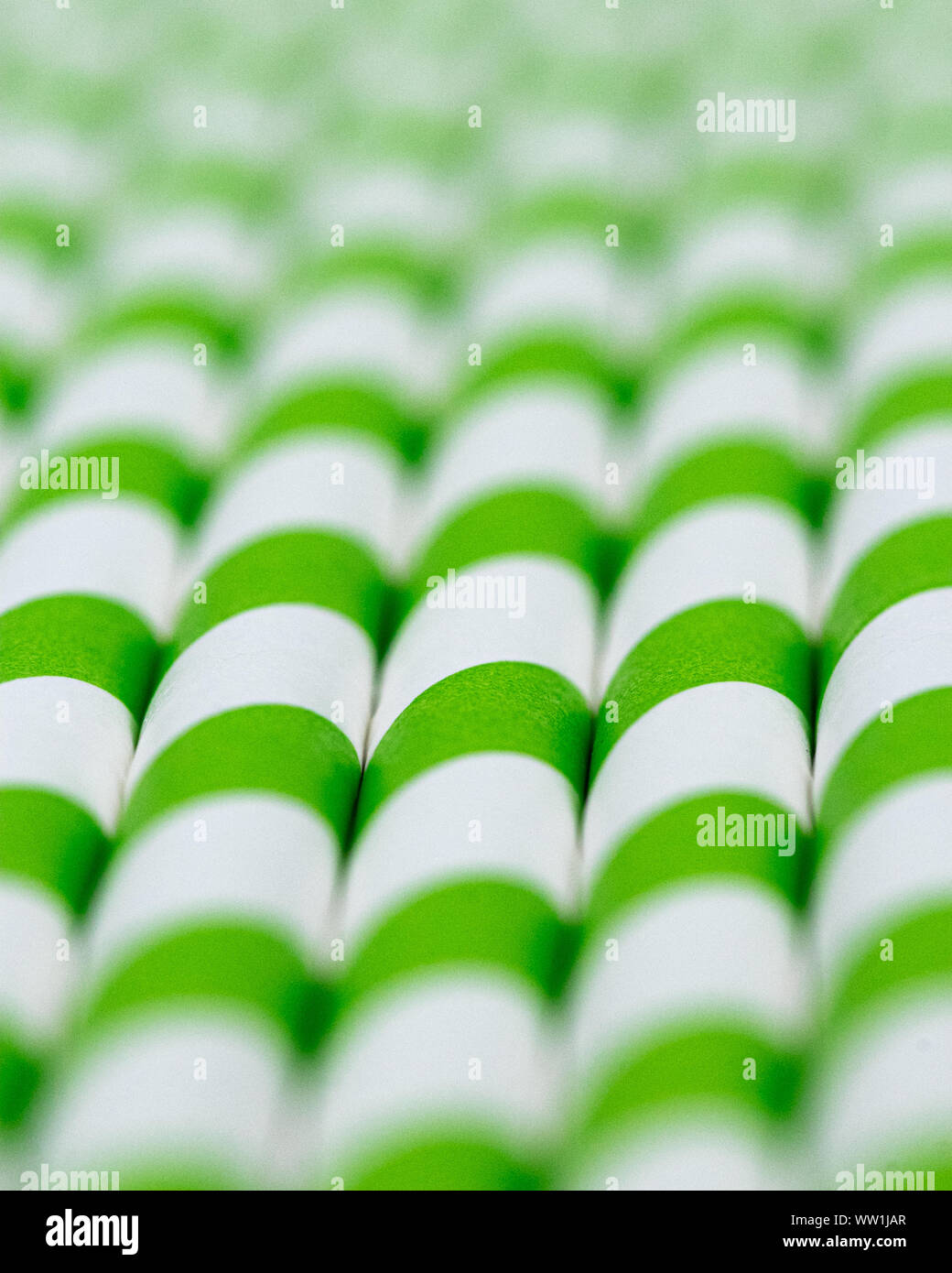 Fila di verde e bianco striato cannucce di carta Foto Stock