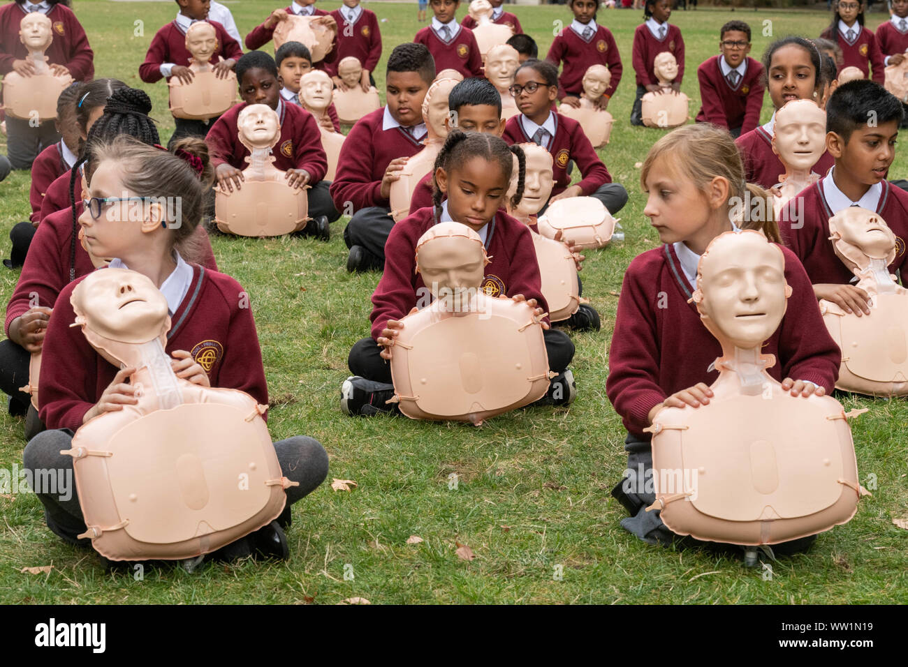 Londra, UK, 12 settembre 2019 la Croce Rossa Britannica ospita una dimostrazione di 100 bambini della scuola di conduzione di primo aiuto al di fuori le case del Parlamento per contrassegnare il conseguimento di arrivare primo soccorso sul curriculum scolastico di credito DavidsonAlamy Ian Live News Foto Stock