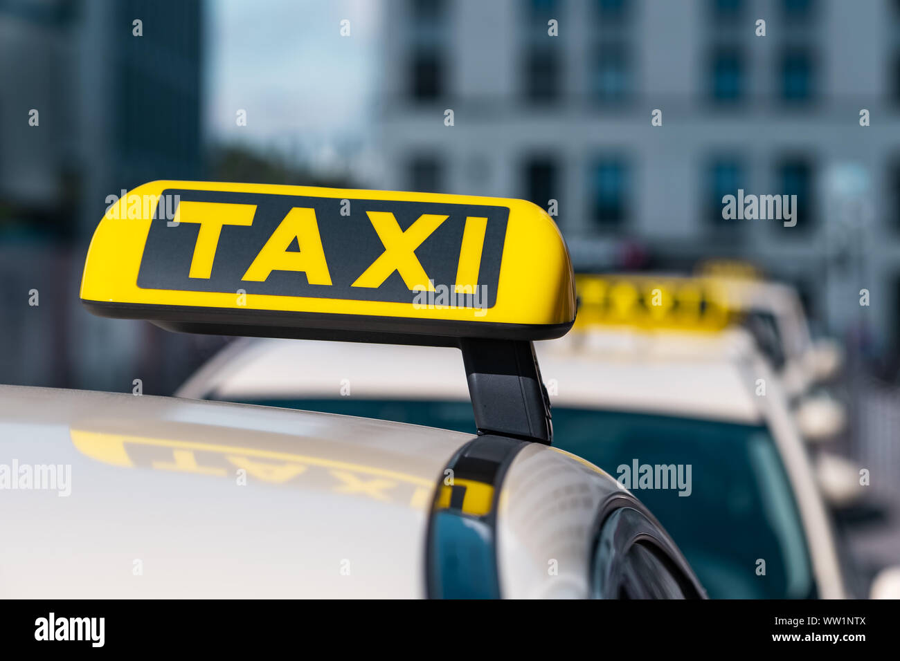 Messa a fuoco selezionata al segno di taxi vicino sul servizio taxi auto Foto Stock