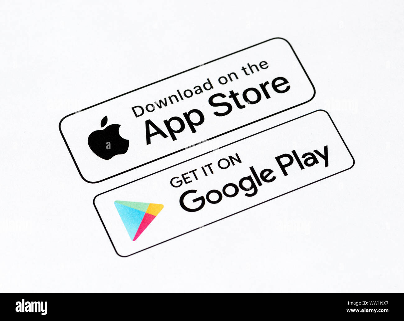 Kiev, Ucraina - 12 Settembre 2019: Close-up shot di App Store e Google Play i pulsanti di download che stampato su un foglio di carta bianca. Foto Stock