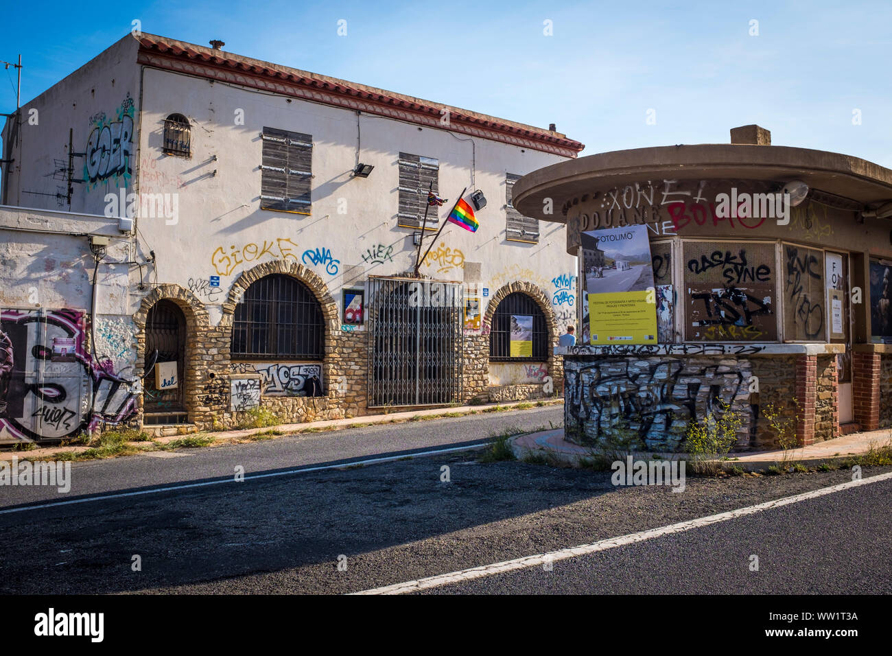 Frontiera Francia-spagna sulla D914 road, sulla costa mediterranea, Pirenei Orientale, Francia Foto Stock