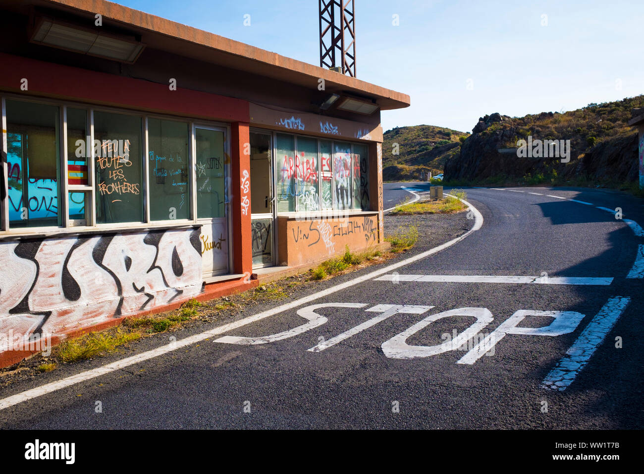 Frontiera Francia-spagna sulla D914 road, sulla costa mediterranea, Pirenei Orientale, Francia Foto Stock