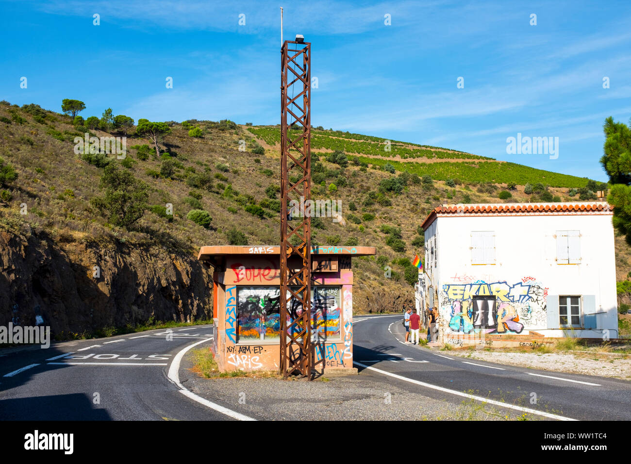 Frontiera Francia-spagna sulla D914 road, sulla costa mediterranea, Pirenei Orientale, Francia Foto Stock