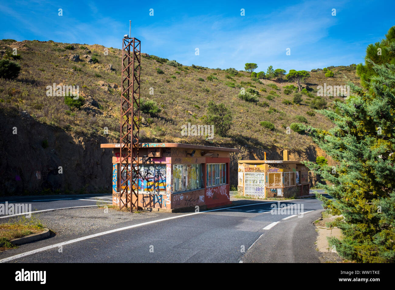 Frontiera Francia-spagna sulla D914 road, sulla costa mediterranea, Pirenei Orientale, Francia Foto Stock