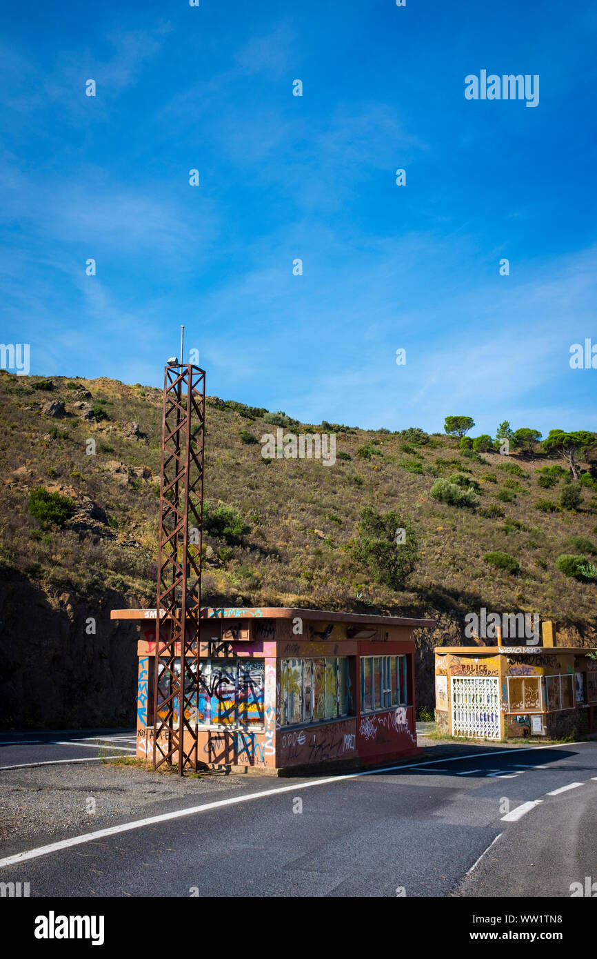 Frontiera Francia-spagna sulla D914 road, sulla costa mediterranea, Pirenei Orientale, Francia Foto Stock