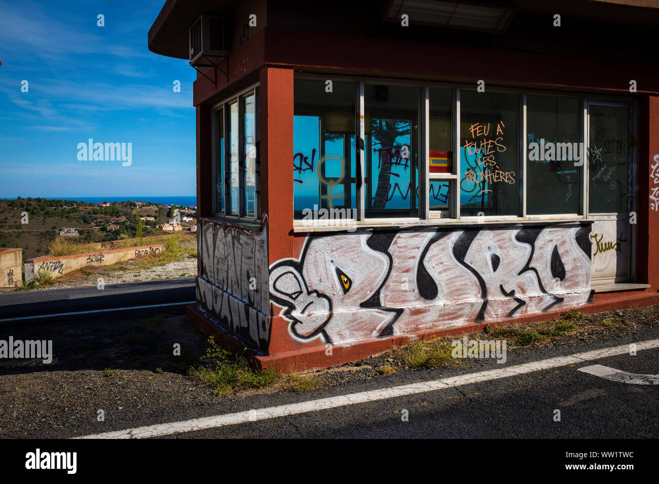 Frontiera Francia-spagna sulla D914 road, sulla costa mediterranea, Pirenei Orientale, Francia Foto Stock